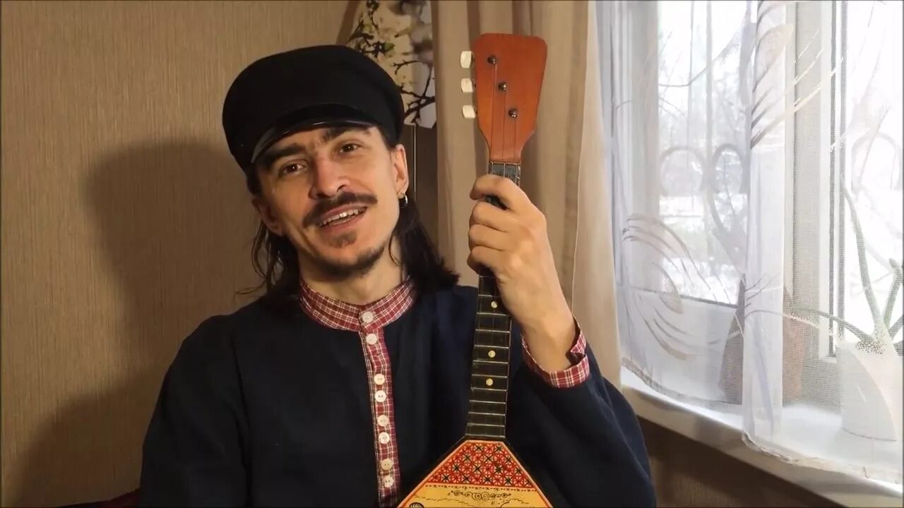 игра на балалайке видео. уроки игры на балалайке для начинающих. дечиг пондар музыкальный инструмент. уроки на балалайке. балалаечник ребенок.