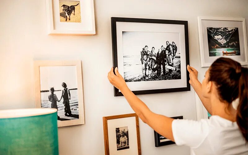 Hang picture. Hang picture. Hang picture. Девушка вешает фотографии на стену. Картинки hang a picture.