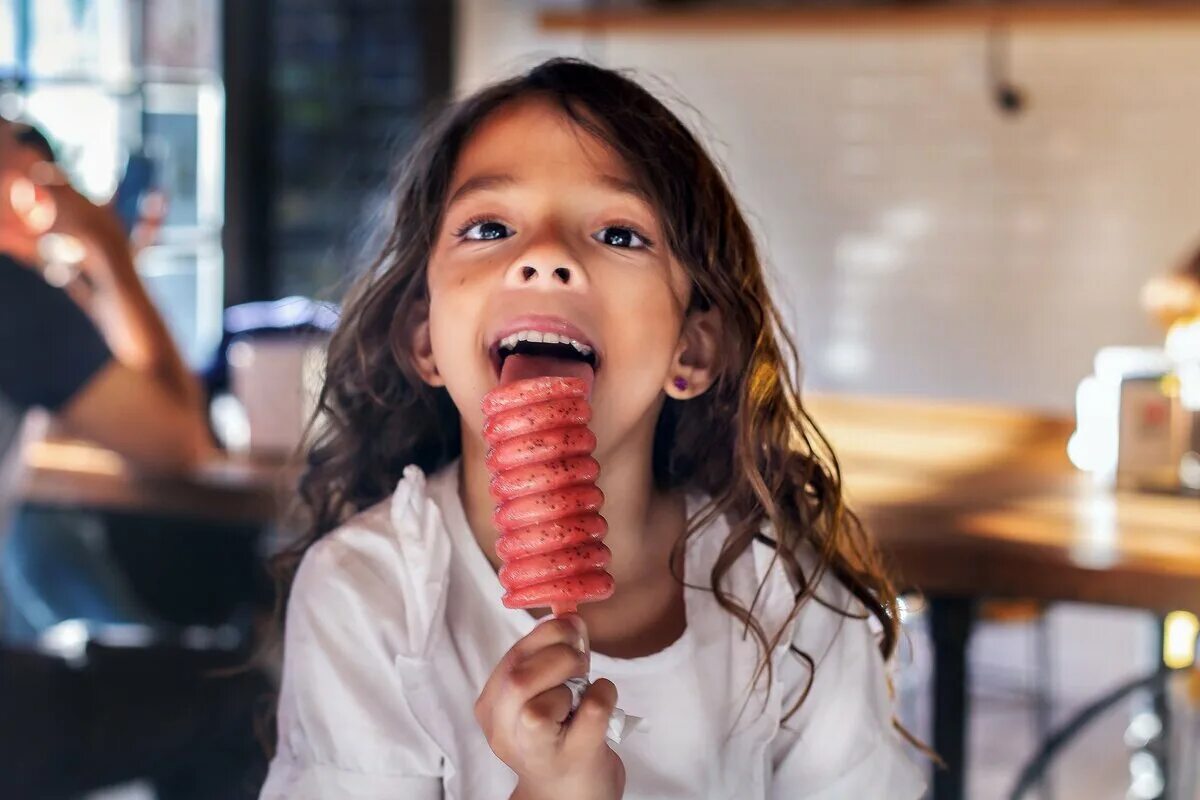 Мороженое для детей. Девочка и мороженое. Tongue девочка. Ребенок облизывает мороженое. Little throat