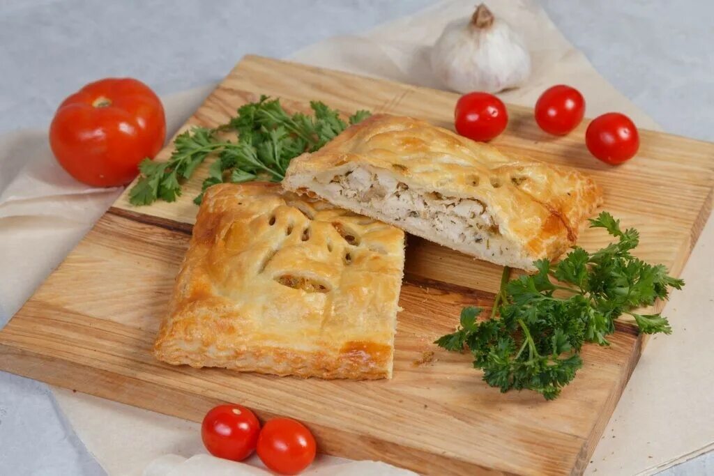 Тесто с грибами. Слоеные пироги. слойки с курицей. пирожки из слоеного теста. пирог с курицей и грибами из слоеного теста.