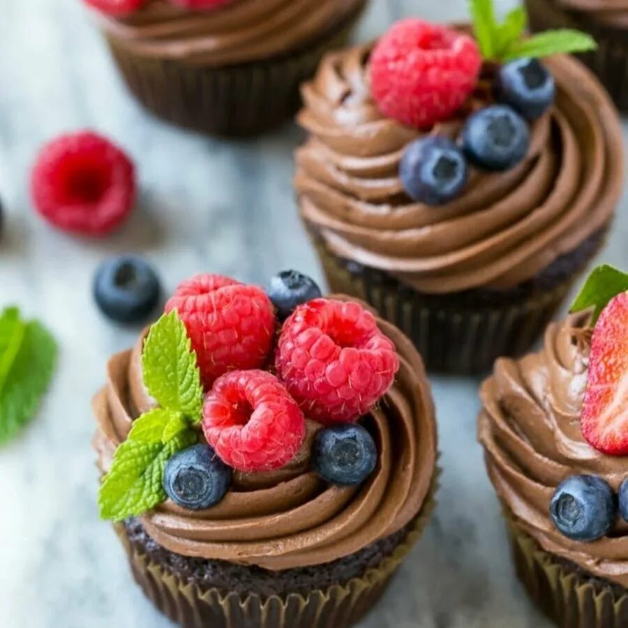 красивое украшение капкейков. пирожное красивое. капкейки с малиной и голубикой.