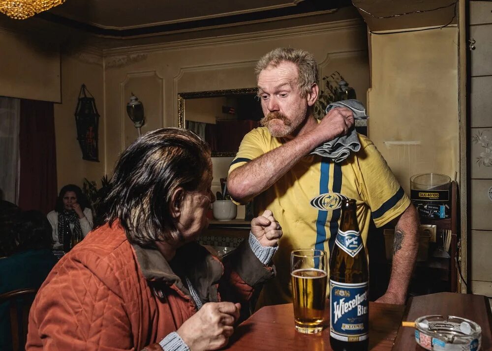 Алкаш на английском. Рюмочная алкаши. Алкаш на английском. Пьяная молодежь великобритания. Молодежь англии.