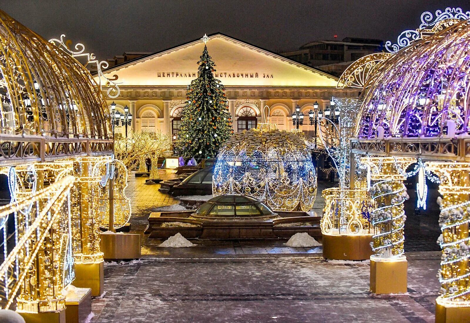 Новый год москва программа. Манежная площадь Москва 2022. Тверская площадь Москва 2022. Арбат Москва 2022. Манежная площадь Москва к новому году 2022.