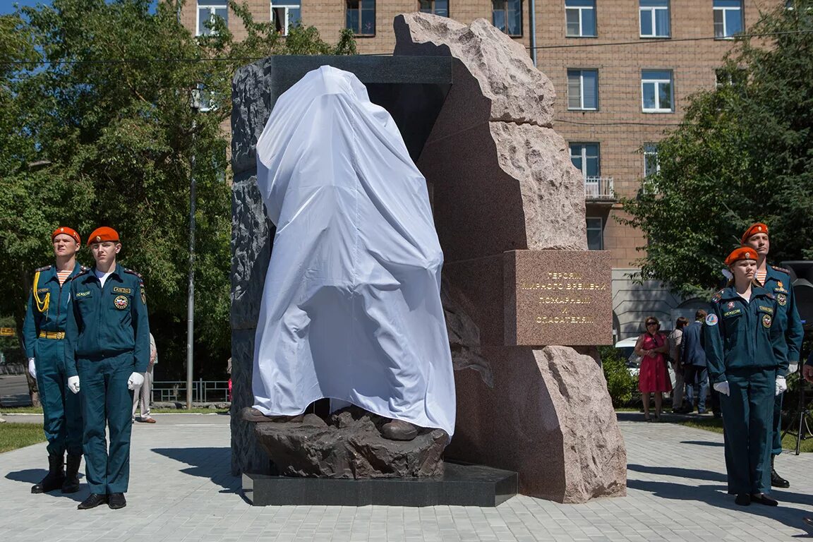 Памятники пожарной охраны курганской области. Памятник пожарному в Новосибирске. Монумент пожарным и спасателям Чебоксары. Памятник огнеборцам Чебоксары. Памятник пожарным и спасателям.