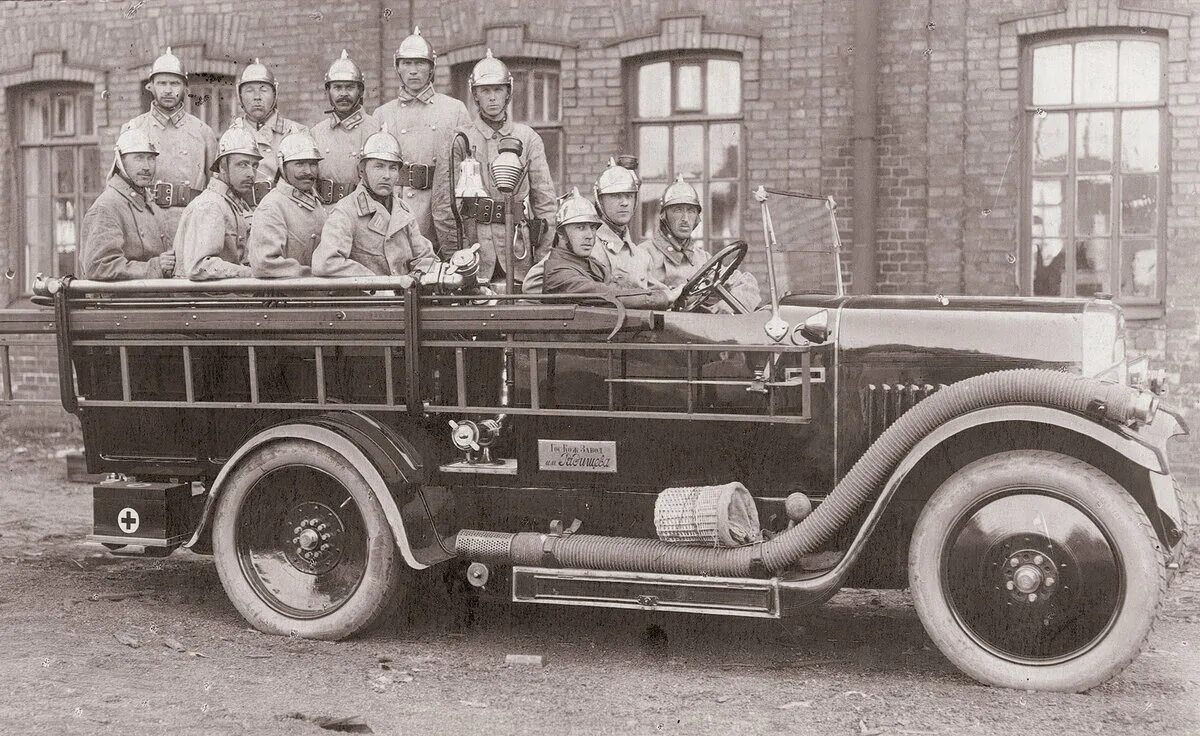 17 Апреля 1918 пожарная охрана. 17 Апреля 1918 года день Советской пожарной охраны. Пожарная машина Вандерберг 1901. Старые пожарные автомобили.