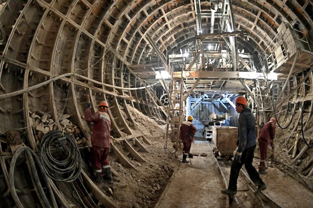 Рабочие прокладывают тоннель 500 3 10. Станция Марьина роща БКЛ. Подземный город. Рабочие прокладывают тоннель. Тоннель Московского метро.