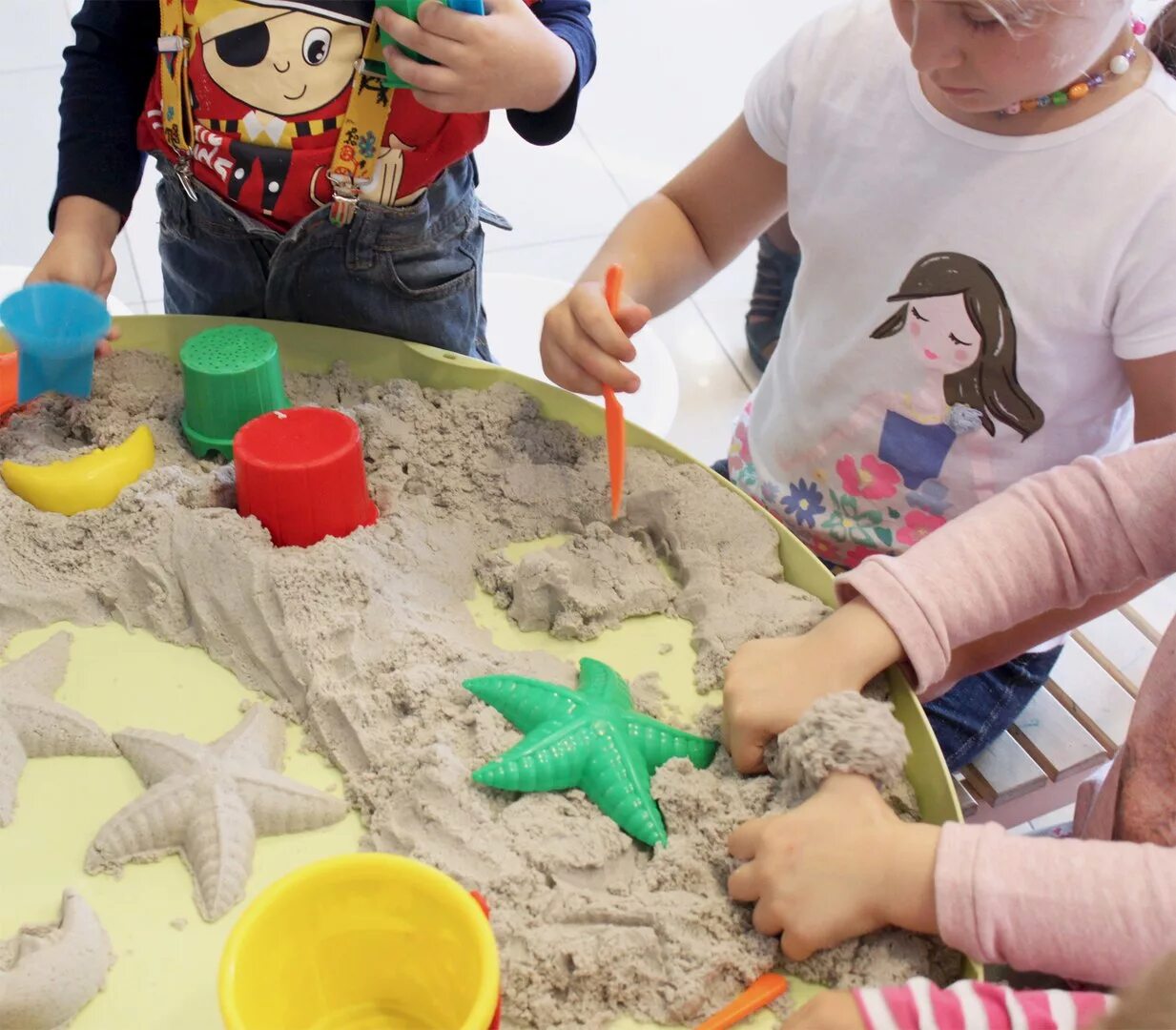 Лепим песком. Поделки из кинетического песка. Детские игры в песке. Игрушки для кинетического песка. Фигурки из кинетического песка.