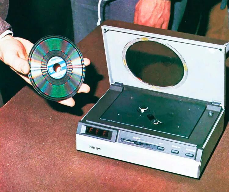 First cd. CD проигрыватель Sony 1982 года. Первый компакт диск Philips 1981. CD Player Philips 2000. Компакт диск 1979 Филипс.