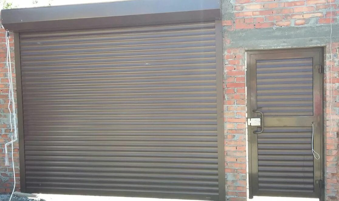 рольворота в ростове на дону. рулонные ворота с калиткой. забор из кирпича с воротами рол. рольворота doorhan. рольворота rh77m doorhan комплектация.