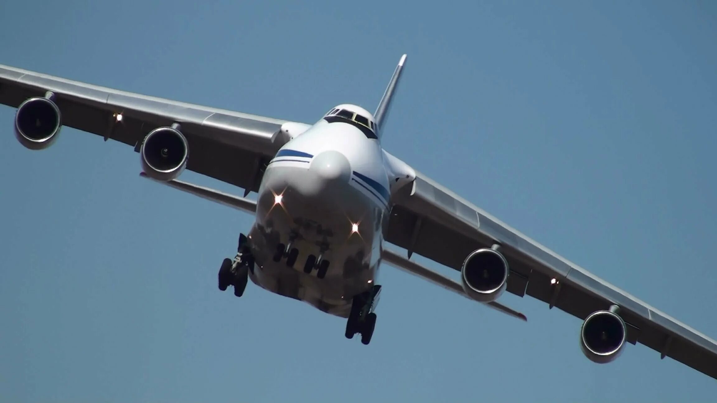 Самолет 4 россии. АН 124. АН-124 шасси. Взлет самолета ан124.