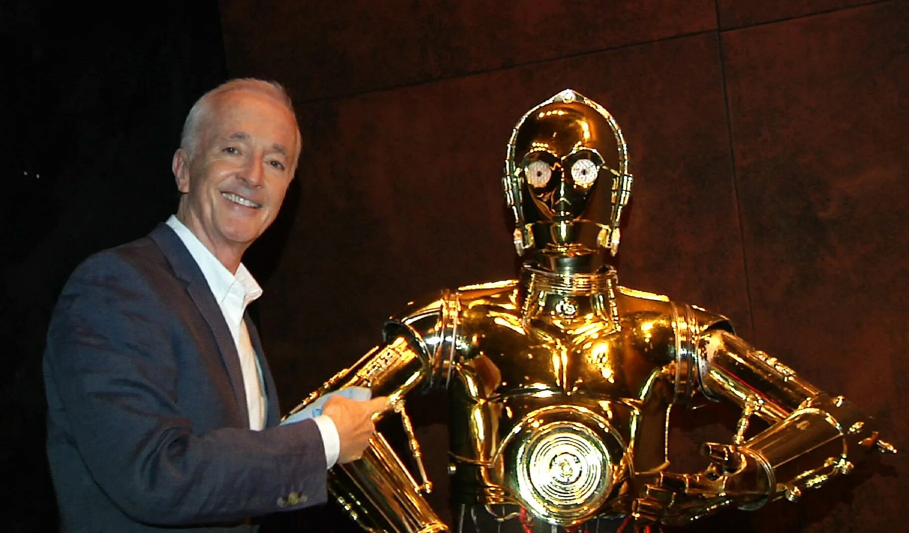 Клички роботов. C3po Звездные войны. Звёздные войны робот c3po. Энтони Дэниелс в костюме c3po. C3po Звездные войны актер.