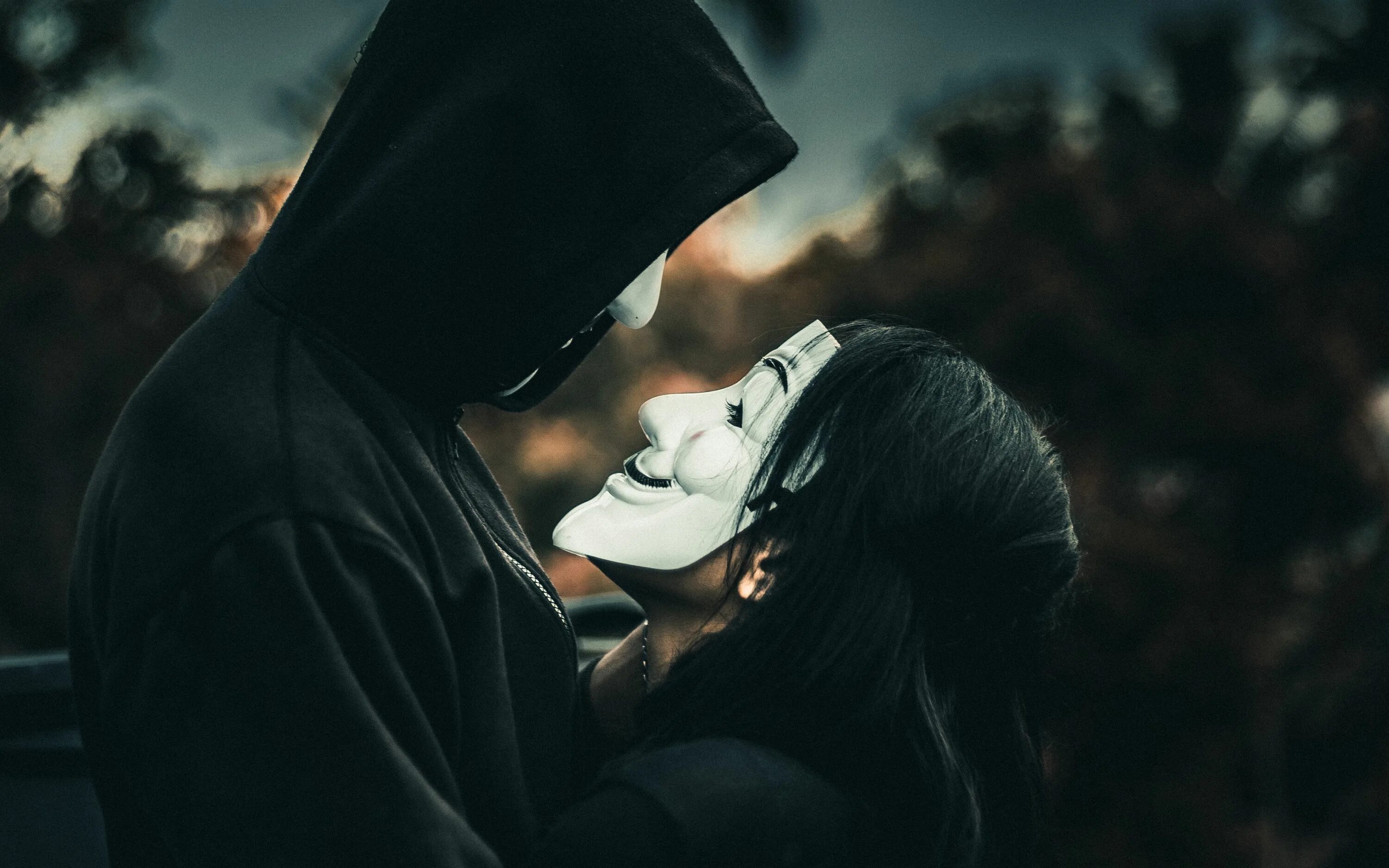 Знакомства masked love екатеринбург. Маска любовь. Картинки в капюшоне. Обманутая любовь. Человек в маске любви.