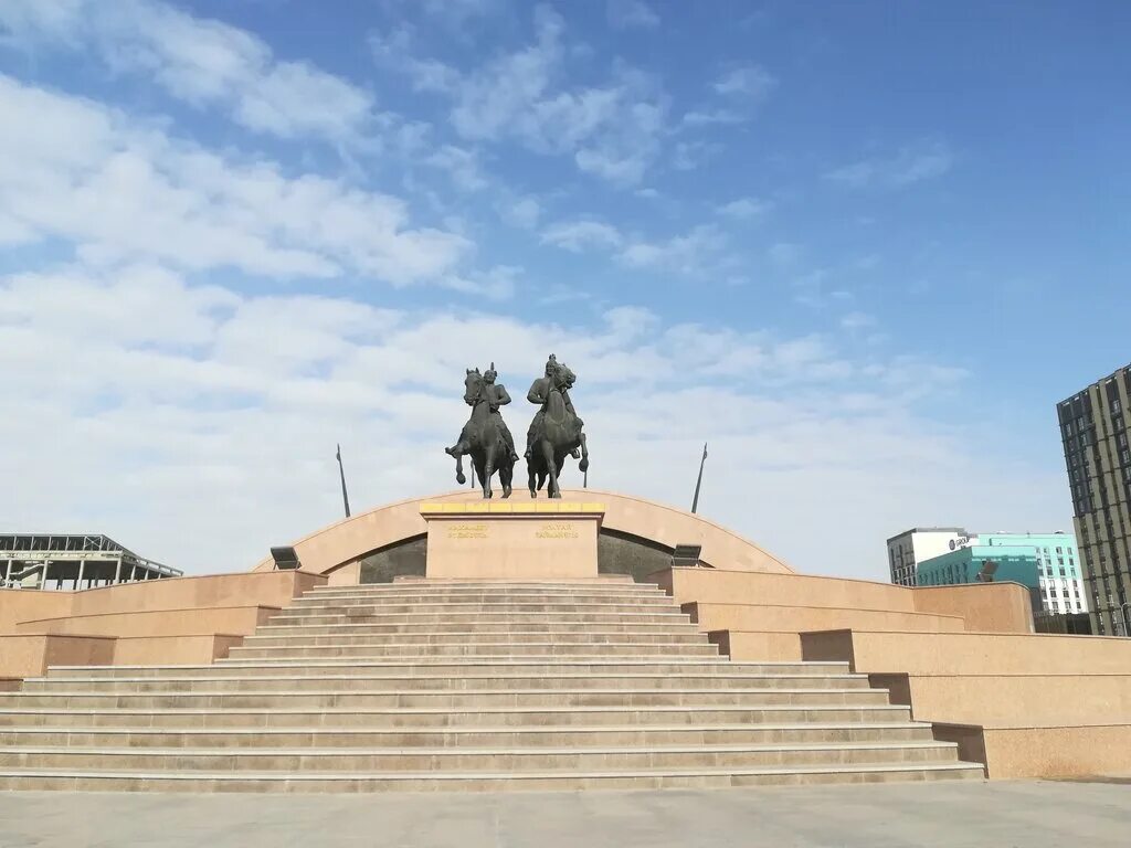 атырау площадь исатая. актобе исатай площадь. махамбет утемисов 15 атырау, казахстан. исатай тайманов и махамбет утемисов памятник в уральске. атырау махамбет.
