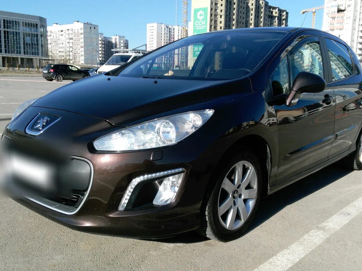 Пежо 308 краснодар. Пежо 308 рестайлинг красный. Peugeot 308 красный. Peugeot 308 hatchback. Темные фары на пежо 308.