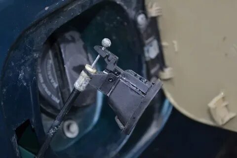 Трос открытия бензобака