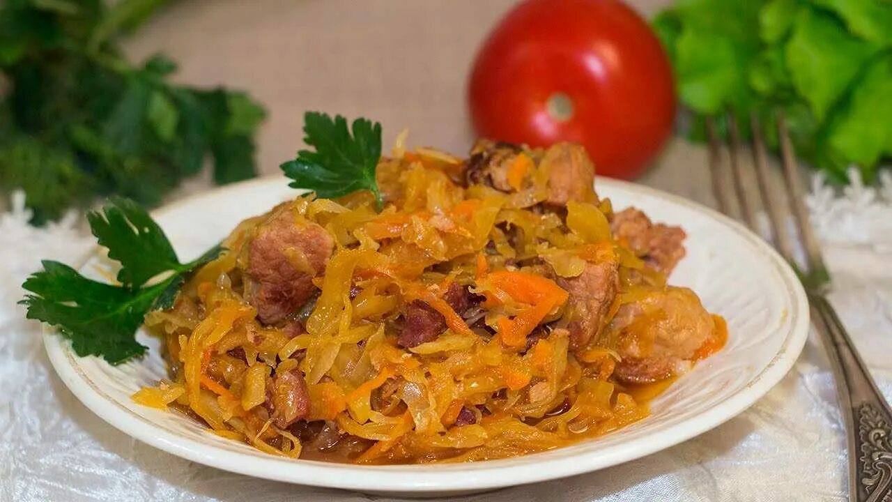 Тушеная капуста без мяса вкусно. Солянка тушеная капуста. Солянка с квашеной капустой. Солянка картошка с капустой квашеной. Солянка тушеная капуста с мясом.