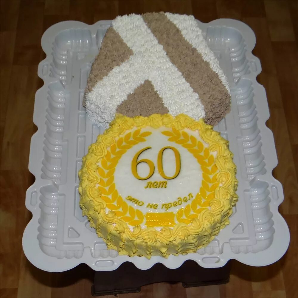 Торт мужчине на день рождения 70. Торт на 60 лет мужчине. торт на юбилей 60 лет. торт на юбилей мужчине 60. торт на 50 лет мужчине кремовый.