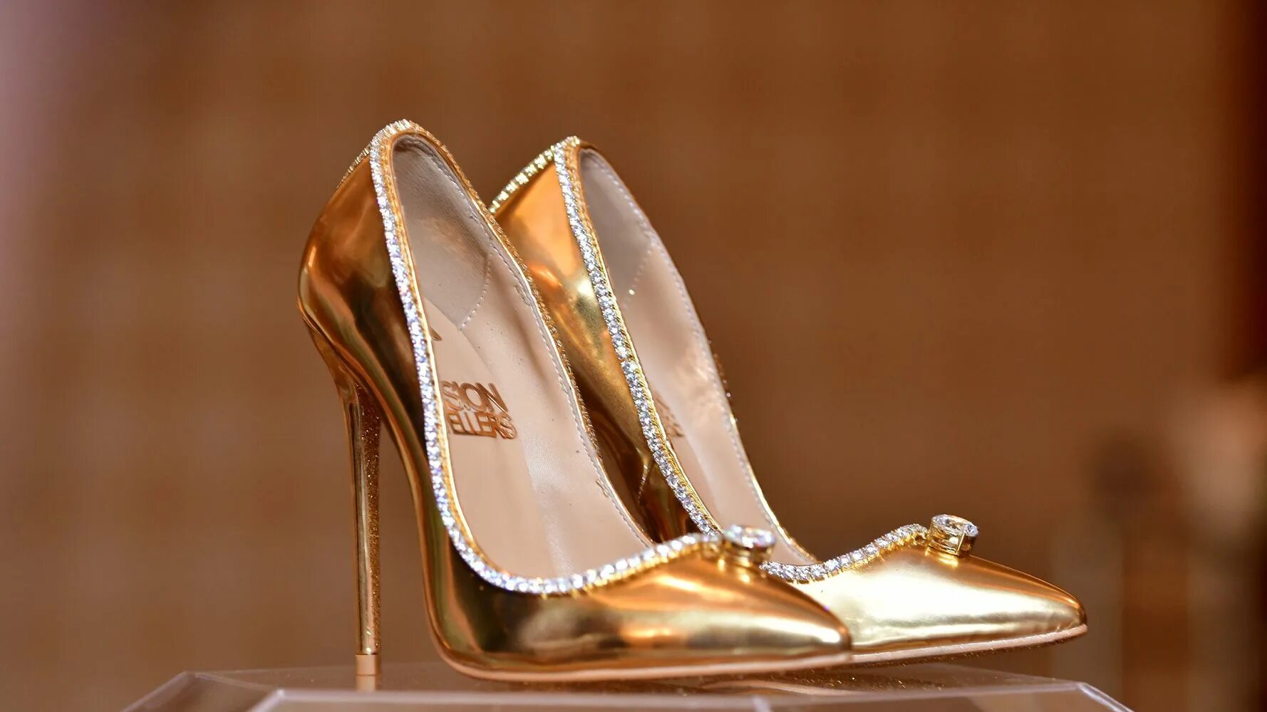 Expensive gold. Туфли Пэшион Даймонд. Золотые туфли Jimmy Choo. Jada Dubai туфли. Jada Dubai passion Diamond Shoes.