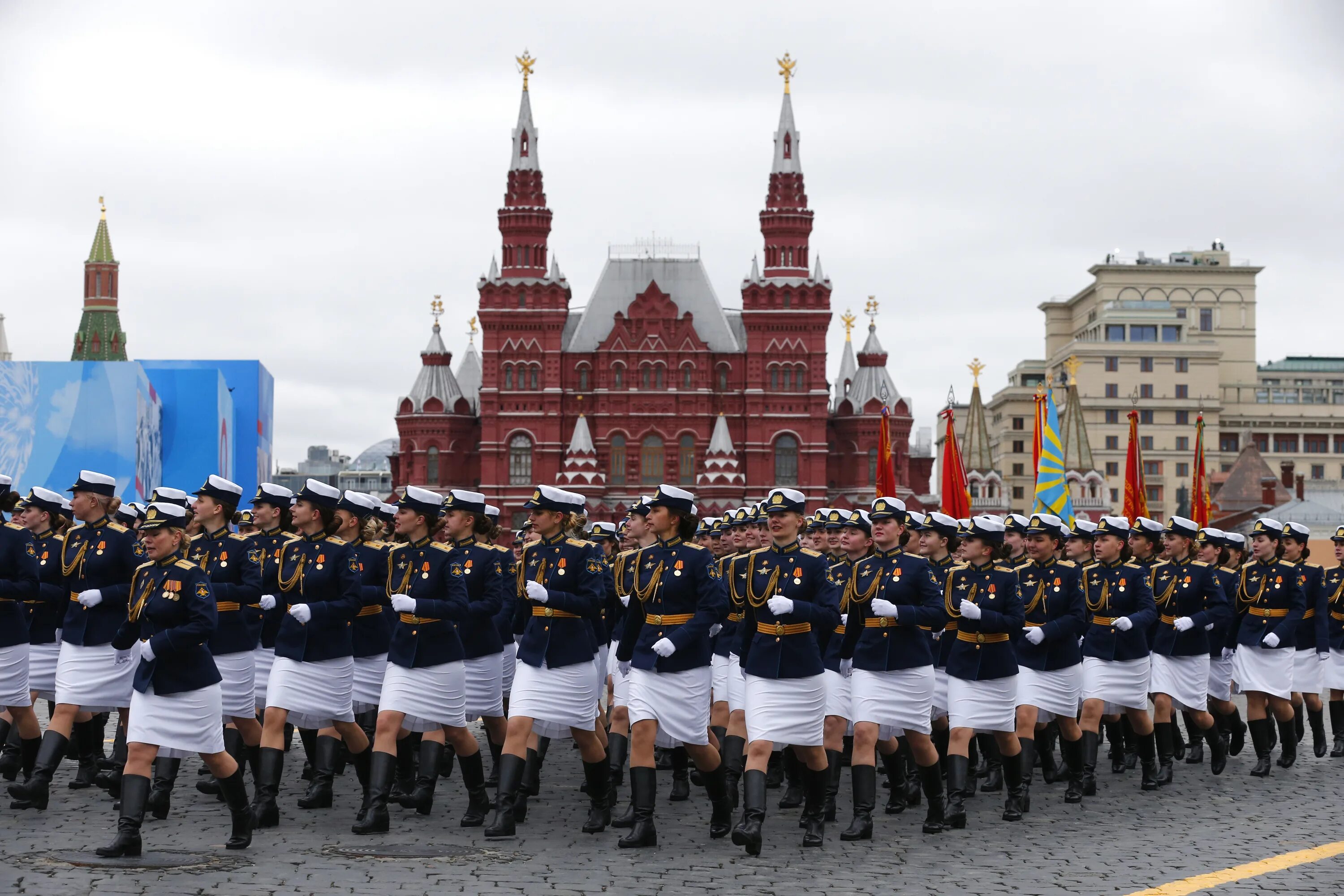 Международная победа россии. День Победы красная площадь. Военные на параде с женами. Victory Day in Russia игра. Государственные праздники России день Победы.