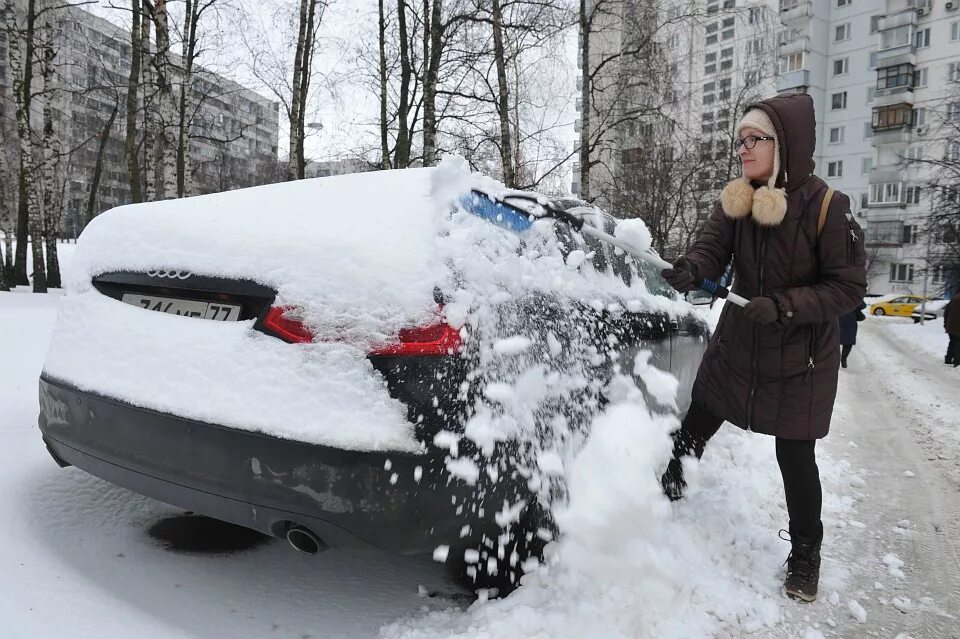 Снег с крыши на дорогу. Снег на крыше машины. Машина с сугробом на крыше. Сугроб на крыше автомобиль. Машина с шапкой снега.