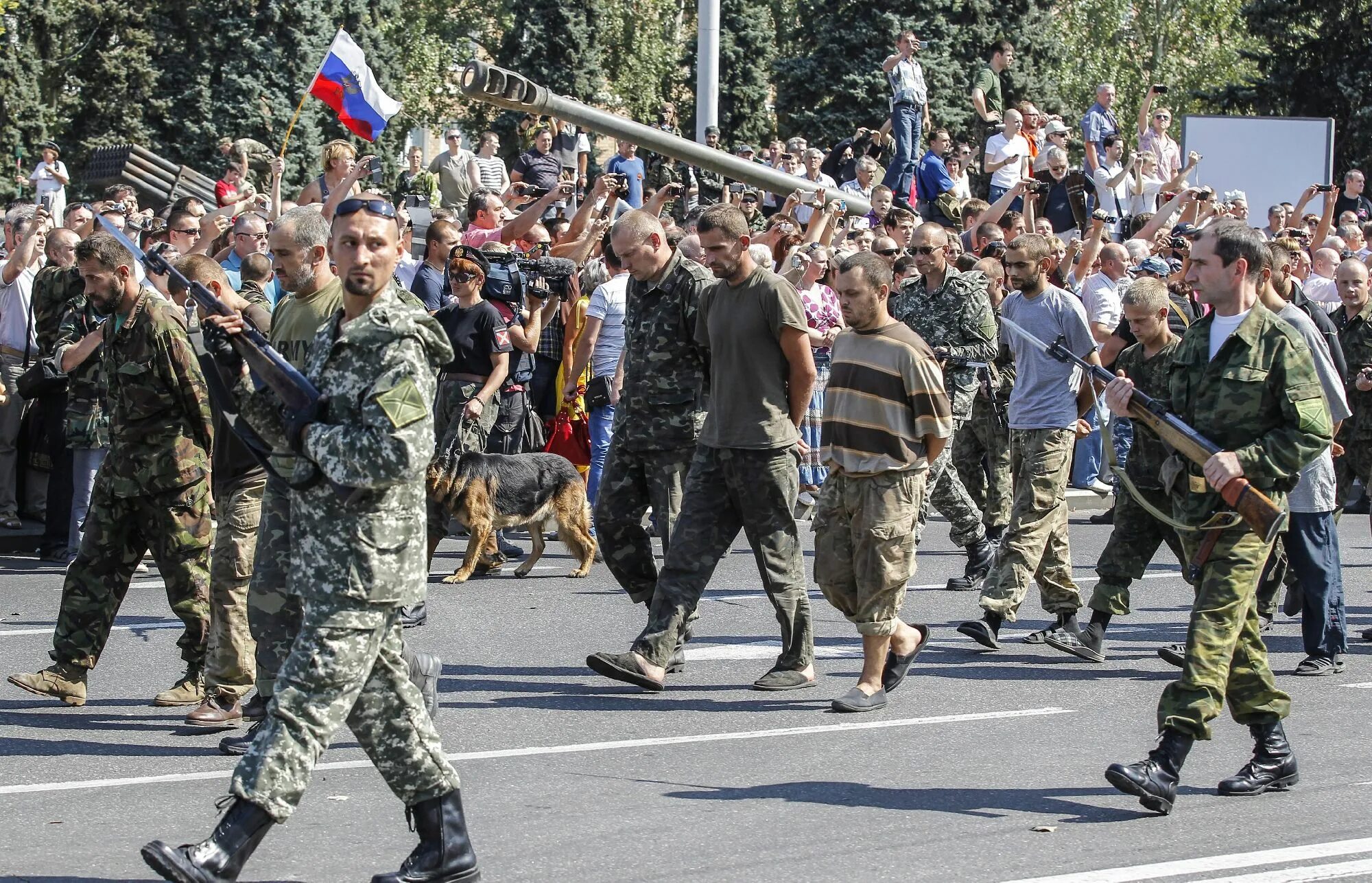 Донецк 24 августа 2014 парад пленных. Парад пленных в Донецке. Парад пленных в Донецке в 14 году. Парад пленных украинцев.
