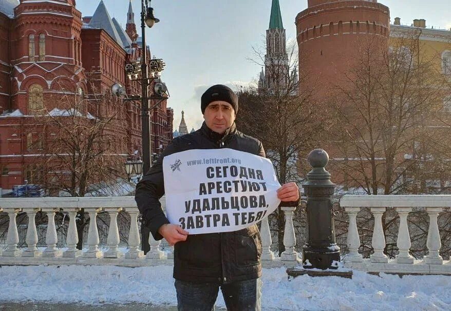 Удальцов одиночный пикет. Пикет у администрации президента. Одиночный пикет в поддержку президента России. Удальцова Госдума. Почта удальцова