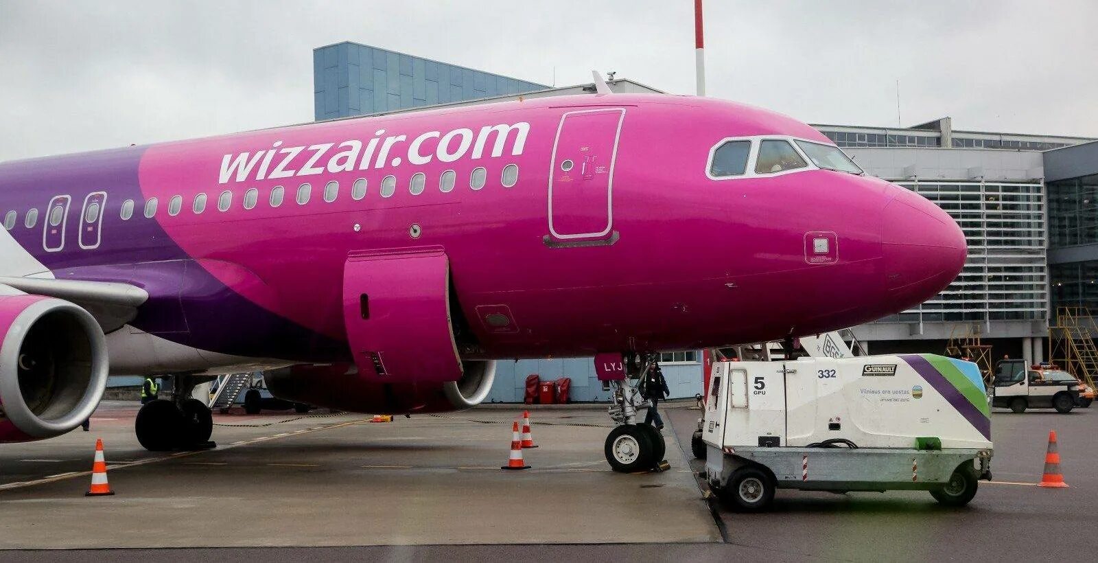 Авиакомпания wizzair. Венгерская авиакомпания Wizzair. Самолет Wizz. Самолеты Визз Эйр. Wizz Air самолеты компании.