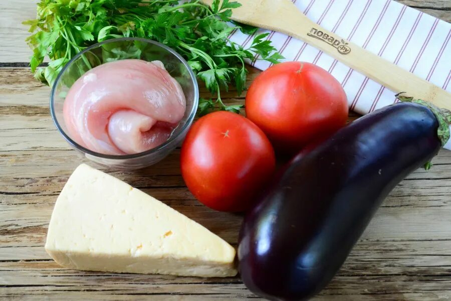 Баклажан запеченный с куриным филе. Куриное филе с баклажанами. Жареная курица с баклажанами. Курица тушеная с баклажанами. Баклажан фаршированный курицей.