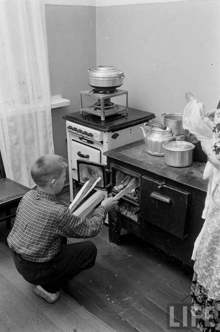 Семья Ленинградского рабочего, 1955, фотограф Эд Кларк, журнал "лайф". Быт 50-х годов. Быт советских людей. Советская кухня в 50-е годы.