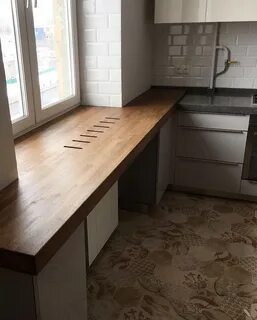 Кухня стол под окном