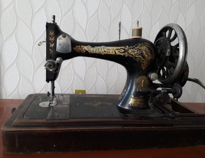 Швейные машинки старого образца зингер. Швейная машинка Зингер s010l. Zinger швейная машинка 1940г. Швейная машинка Зингер 1925 года. Швейная машинка Зингер 19 век.