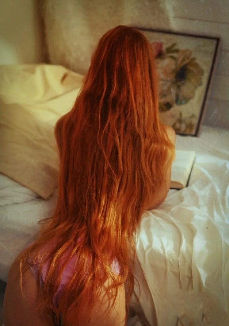 Дырочки рыжей. Рыжие волосы. Длинные рыжие волосы. Рыжие волосы со спины. Рыжеволосая девушка со спины.