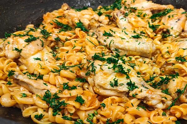 Куриные крылышки с макаронами. Спагетти с куриными крылышками. крылья с макаронами в духовке. макароны с крылышками в духовке.