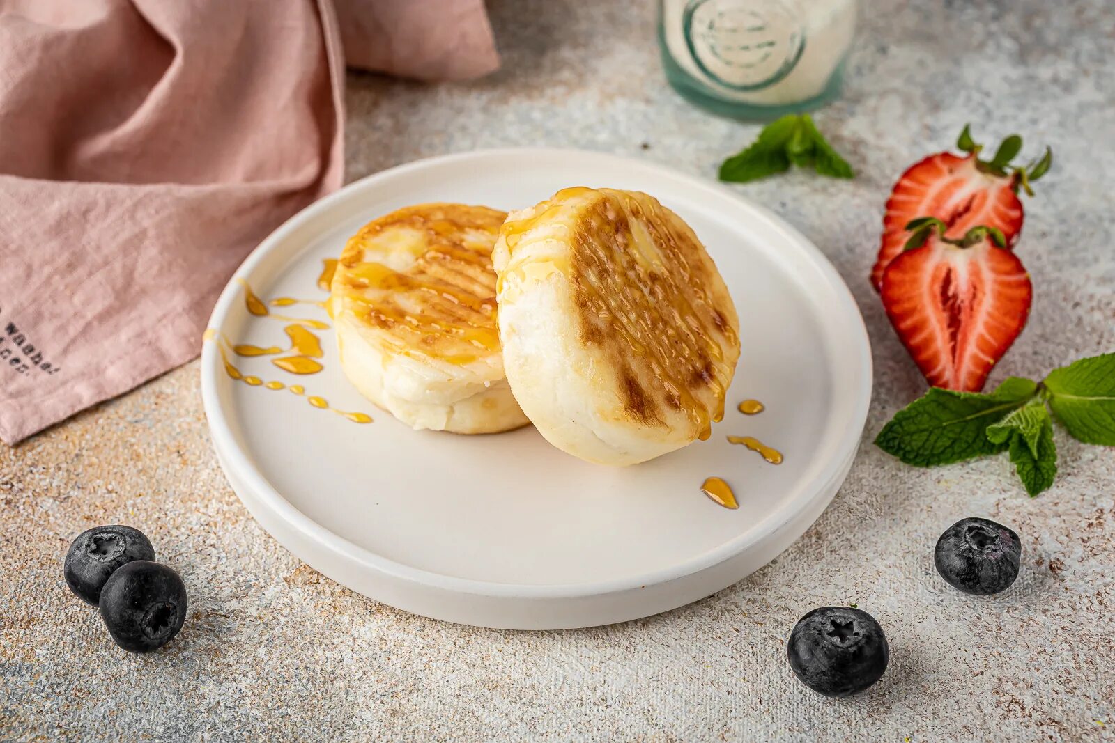 Сырники на белой тарелке. Зайка из сырников. Сырники в меню. Порция сырников. Сырники порционно.