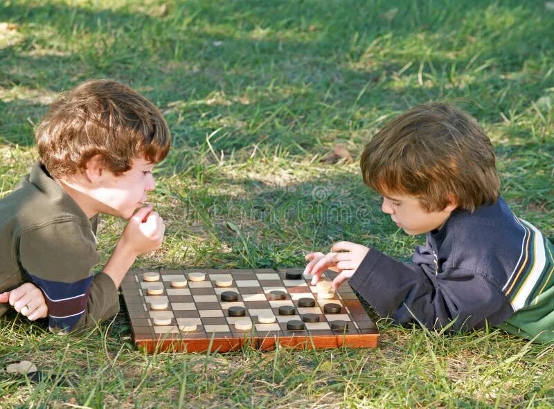 Шахматы для детей. Шашки для детей. Дети играют в шахматы. История мальчика игра