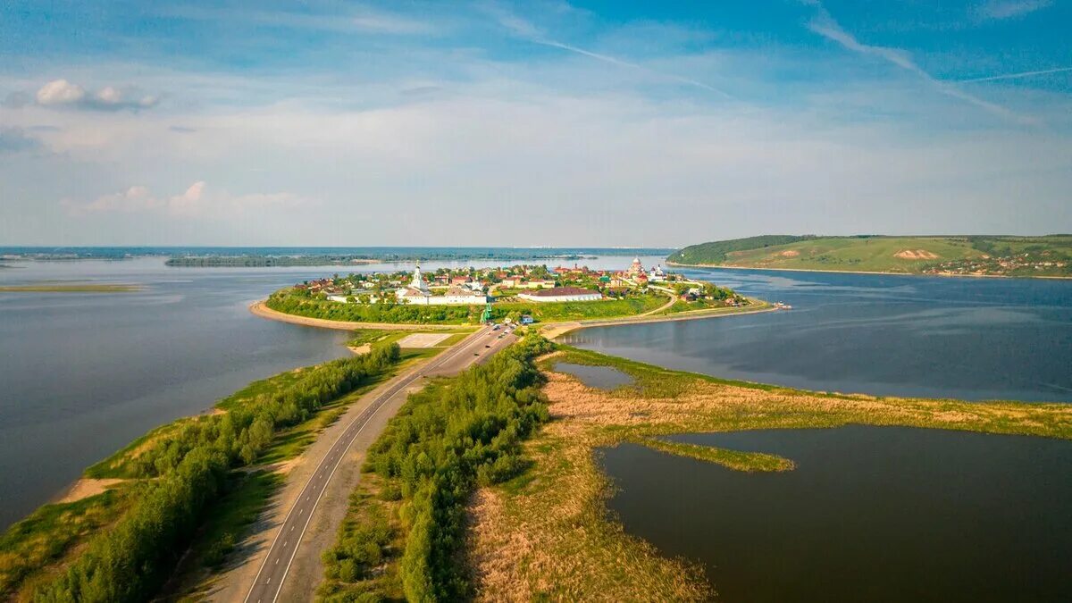 Река волга в татарстане. Свияжск остров-град. Татарстан остров Свияжск. Достопримечательности Казани остров-град Свияжск. Свияжск остров-град экскурсии.