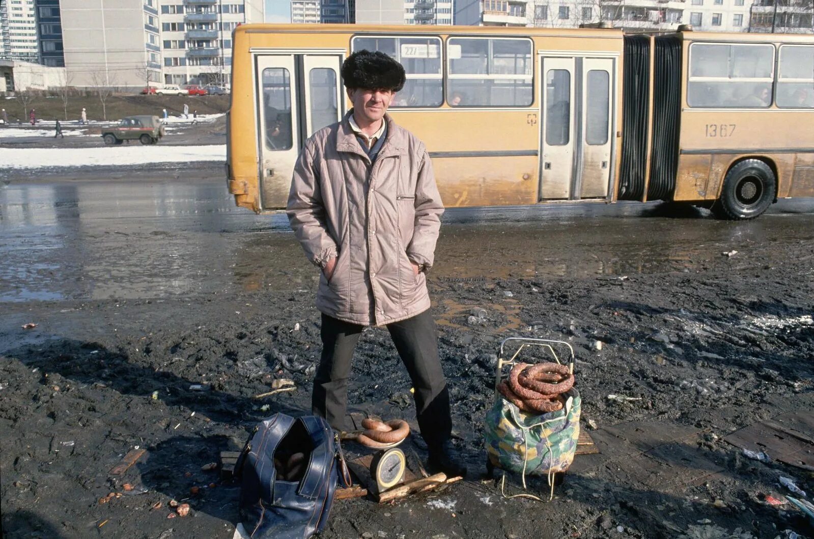 Уличная торговля в Москве 90-е. 90-Е В России разруха. Москва 1992. Нищета и разруха в России в 90-е.