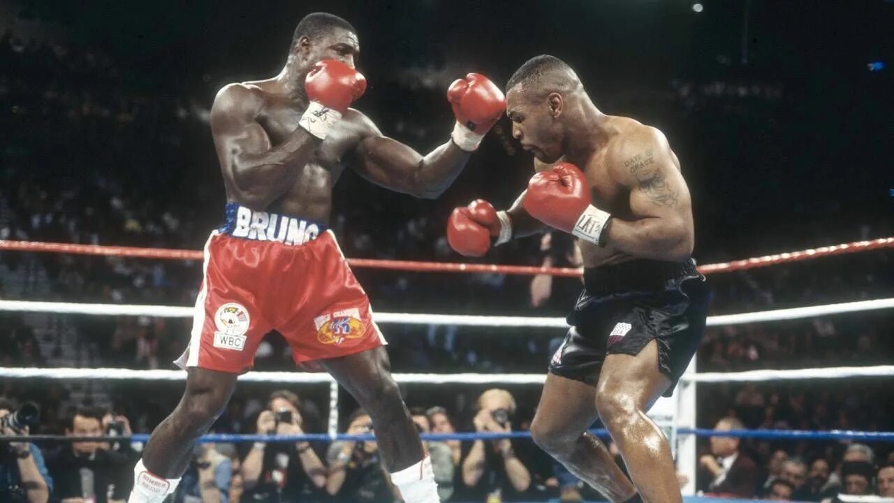 Mike tyson 1998. Майк тайсон с поясом чемпиона. Майк тайсон. Майк тайсон с чемпионскими поясами. Майк тайсон в молодости.