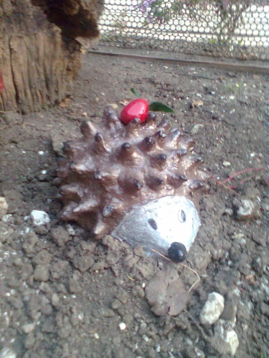 клумба ежик своими руками. поделки для дачи из бросового материала. ежик своими руками для сада. ежик своими руками для сада. поделки для сада своими руками из подручных материалов.