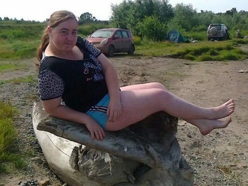 Обычные деревенские девушки. Деревенские девушки фото из соцсетей. Странные люди из социальных сетей. Юные девушки в сарафанах. Девушка из деревни.