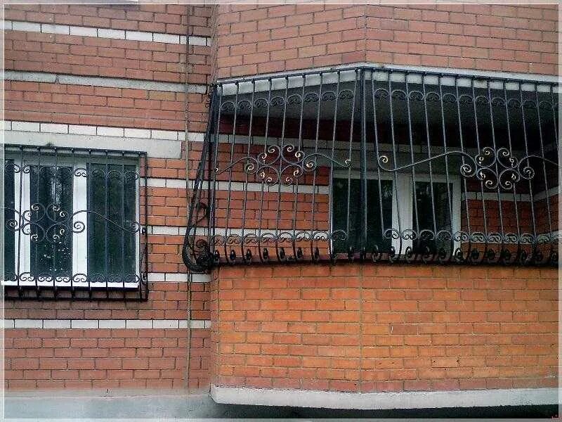 Окна вместо решеток. Современные решетки на окна. Окна вместо решеток. Решетка оконная металлическая. Красивые решетки на балкон.