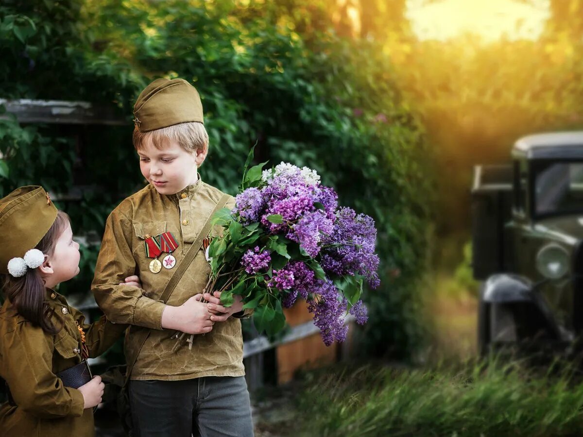 Солдат с сиренью. Солдат с цветами. Фотосессия день Победы. День Победы для детей.