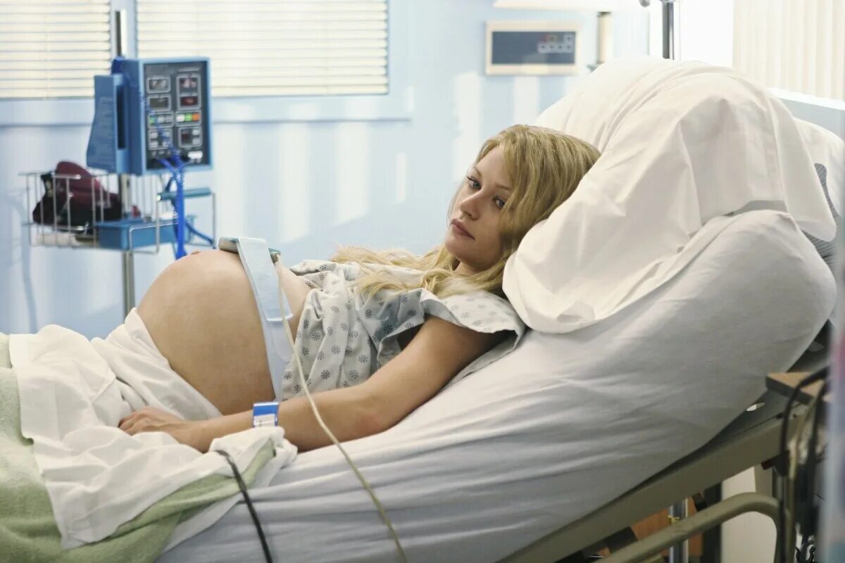 Девушку в коме забеременела. Беременные женщины в фильмах.