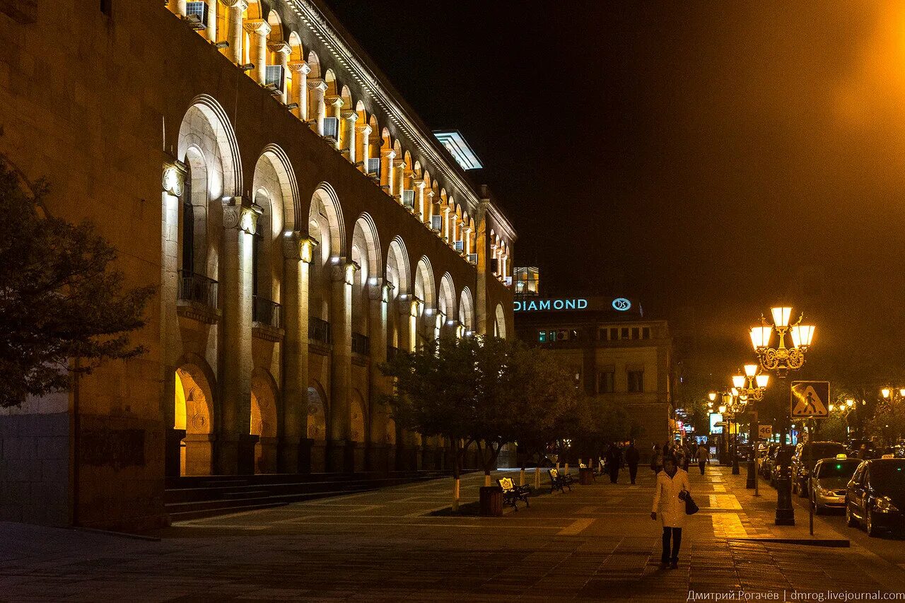 Ночной Ереван улицы. Ереван центр города ночью. Центр Еревана ночью. Улицы Еревана ночью.