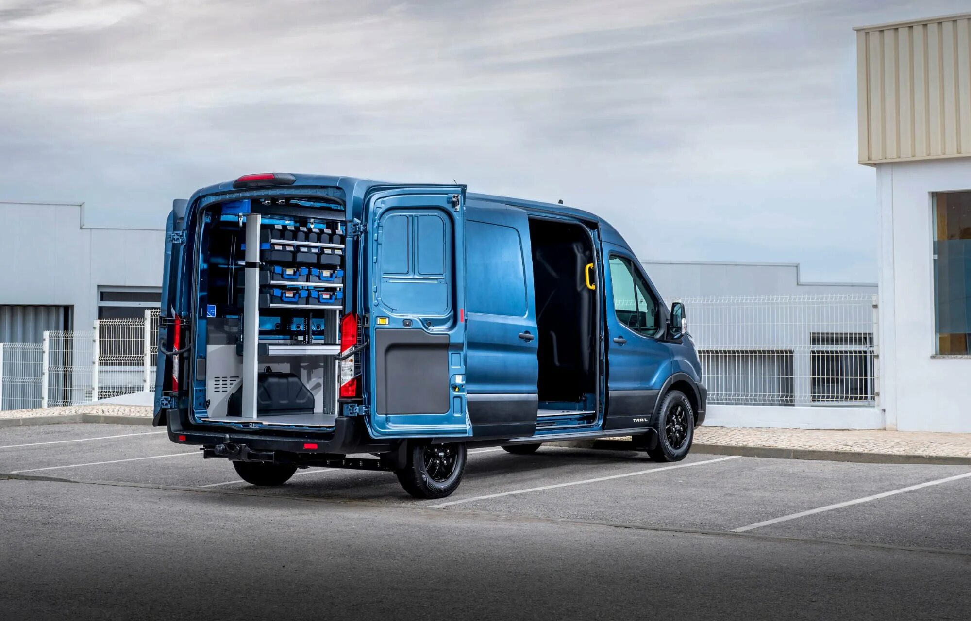 Грузовые коммерческие автомобили. Ford Transit фургон 2020. Ford Transit 2020 грузовой. Форд Транзит грузовой 2021. Ford Transit 2021 фургон.