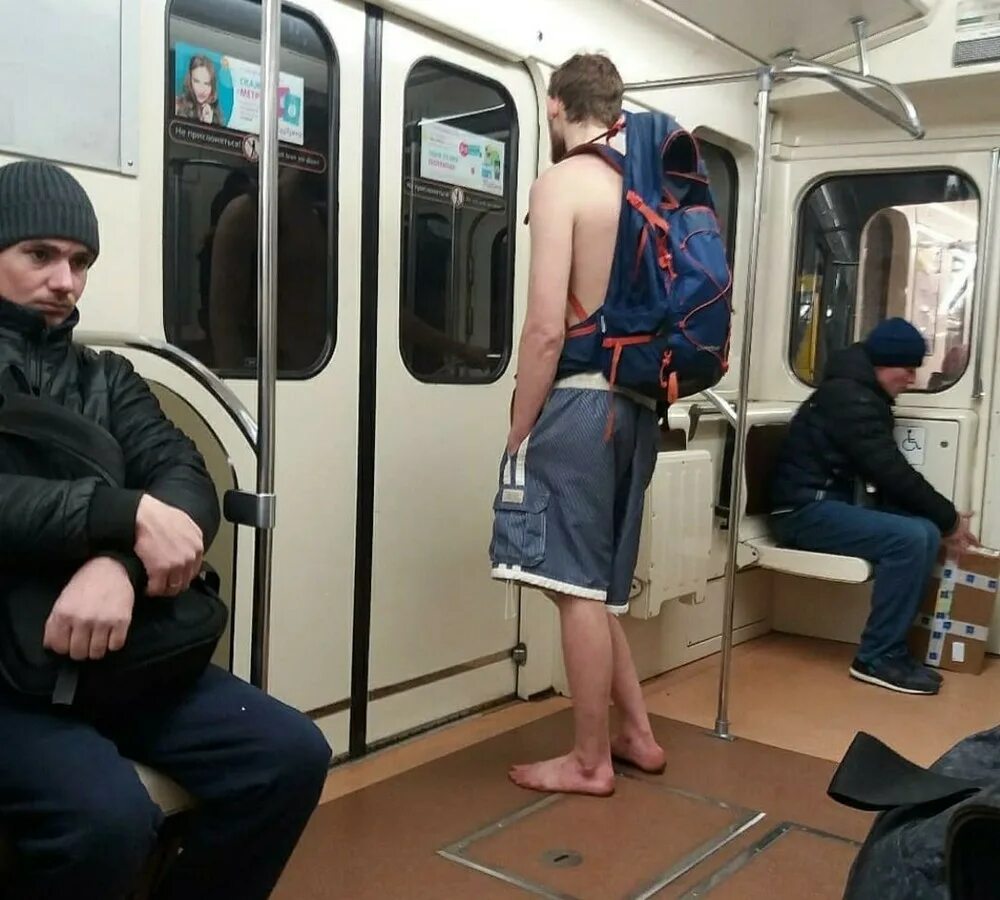 Пассажиры не заметили. Парень босиком в метро. люди босиком в метро. барефут в метро. странные пассажиры в метро.