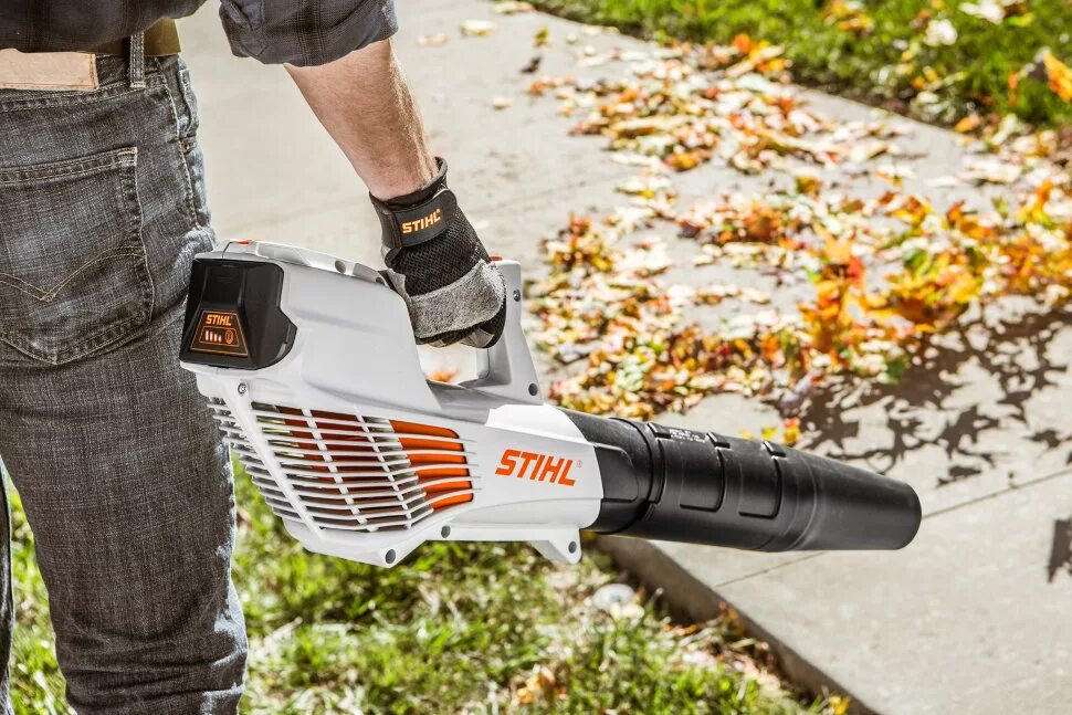 Листья дуйка. Воздуходувка stihl bga 56. stihl bga 56 set. штиль ветродуй аккумуляторный. ветродуйка штиль бензиновая.