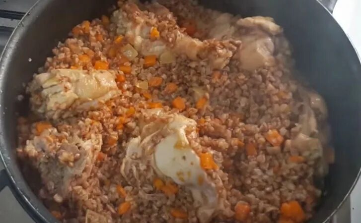 Гречку на сковороде как приготовить гарнир. Плов с гречкой и курицей на сковороде. гречневый плов в казане. гречка на сковороде. гречка с курицей на сковороде.