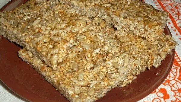 Как сделать козинаки из семечек. Козинаки с кунжутом. козинаки богучарские. козинаки из семечек. козинаки из семечек и кунжута.