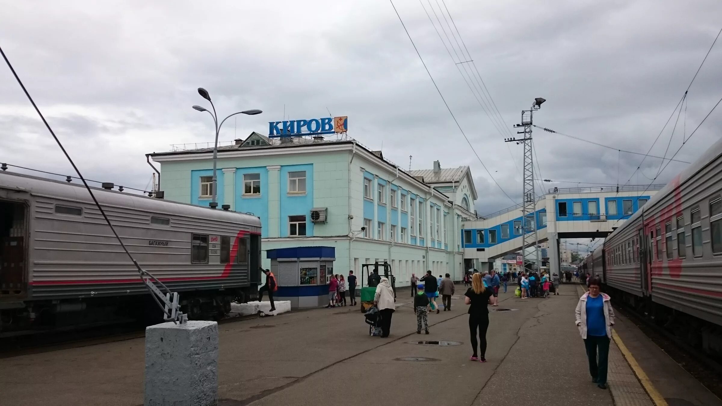 Киров пассажирский вокзал. Железнодорожный вокзал города кирова. жд станция киров. кировский вокзал киров. станция киров пассажирский.